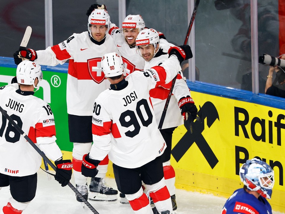 Švajčiarsko oslavuje gól v zápase proti USA na MS v hokeji 2026. 