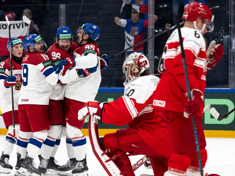 Česko oslavuje gól v zápase proti Dánsku na MS v hokeji 2026. 