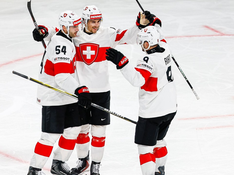 Švajčiarsko oslavuje gól proti USA na MS v hokeji 2026. 
