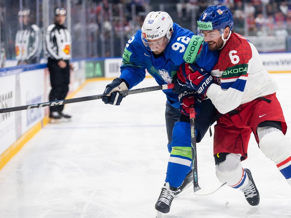 Slovinský hokejista Anže Kuralt (vľavo) a Michal Kempný z Česka počas zápasu základnej B-skupiny Slovinsko - Česko.