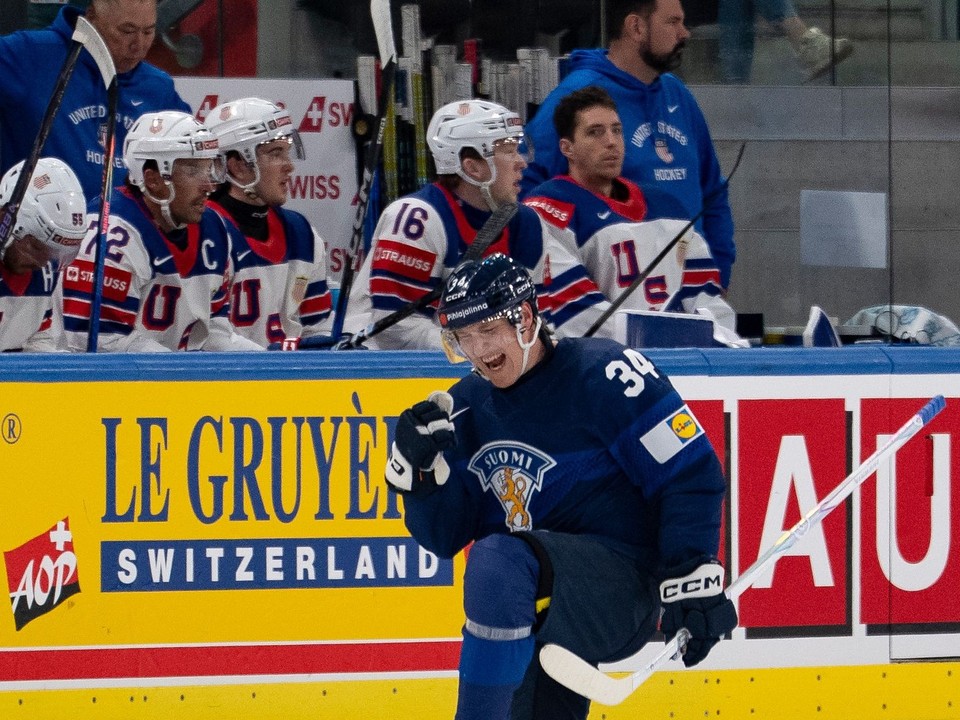 Fín Aatu Raty oslavuje gól do siete USA na MS v hokeji 2026.