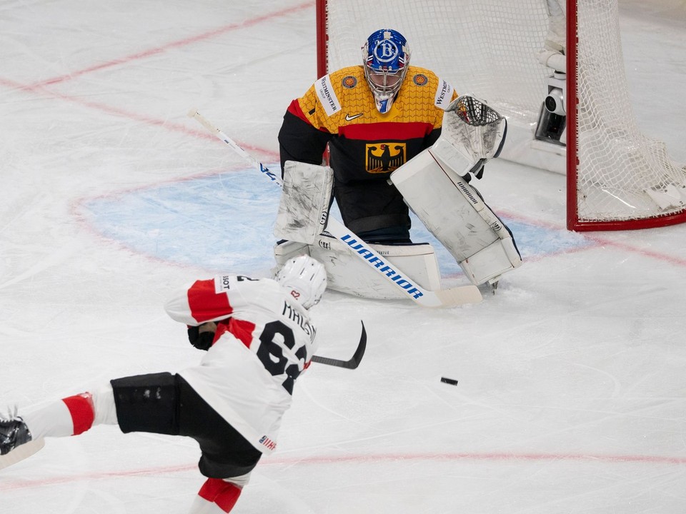 Denis Malgin strieľa v zápase Nemecko - Švajčiarsko na MS v hokeji 2026.
