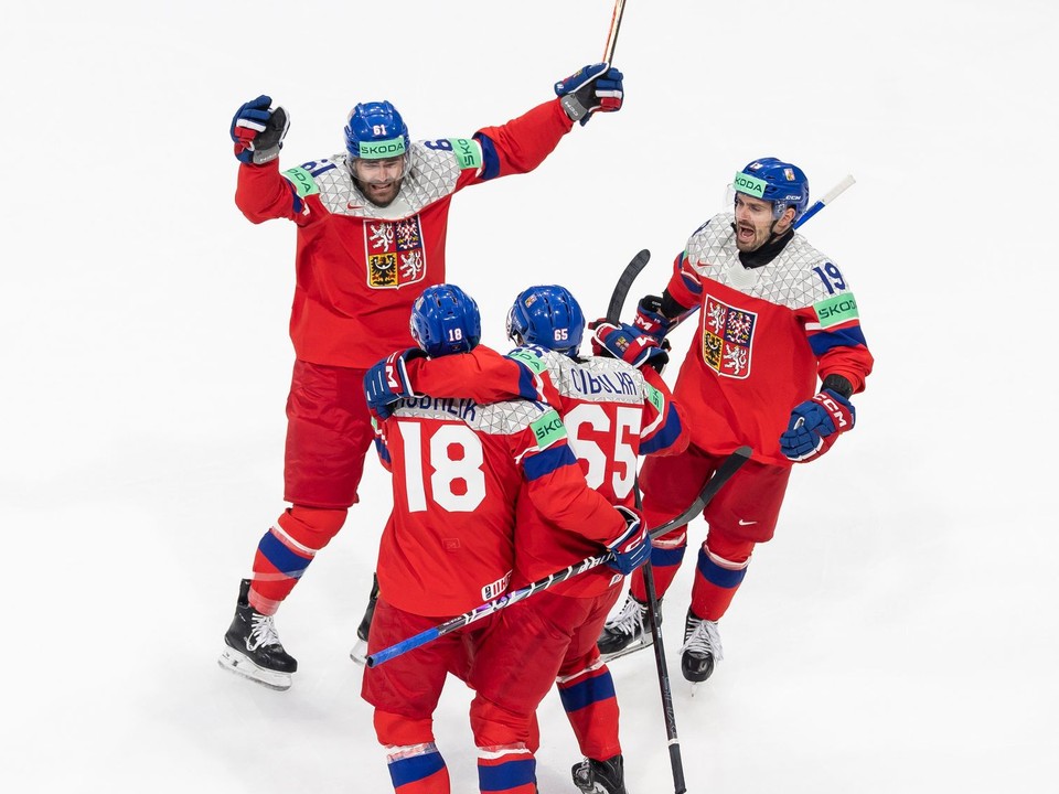 Hokejisti Česka oslavujú gól proti Švédsku na MS v hokeji 2026.
