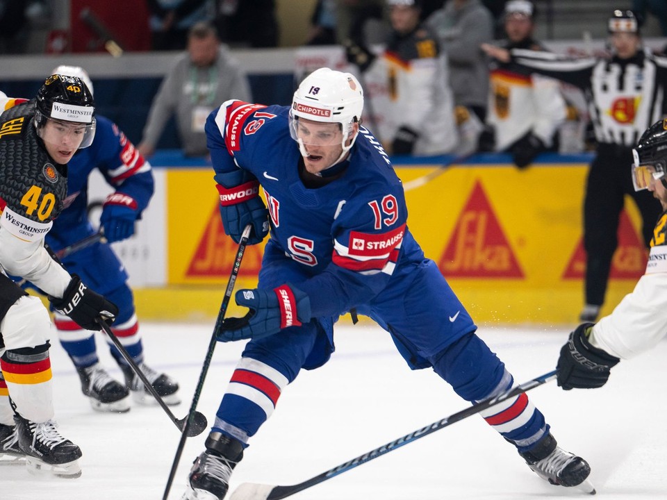 Matthew Tkachuk v drese USA proti Nemecku.