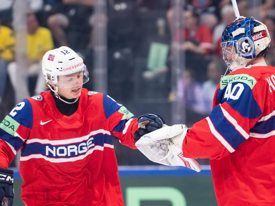 Nórsky hráč Noah Steen (vľavo) oslavuje s brankárom Henrikom Haukelandom po tom, ako skóroval počas zápasu základnej B-skupiny Nórsko - Švédsko.