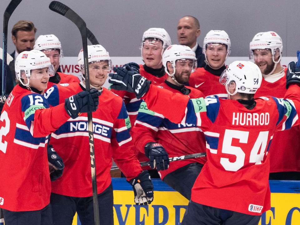 Hokejisti Nórska oslavujú gól v zápase Nórsko - Švédsko na MS v hokeji 2026. 