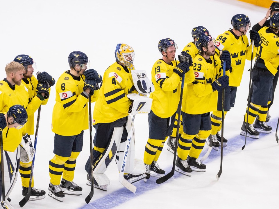Sklamaní hokejisti Švédska po prehre s Nórskom na MS v hokeji 2026.