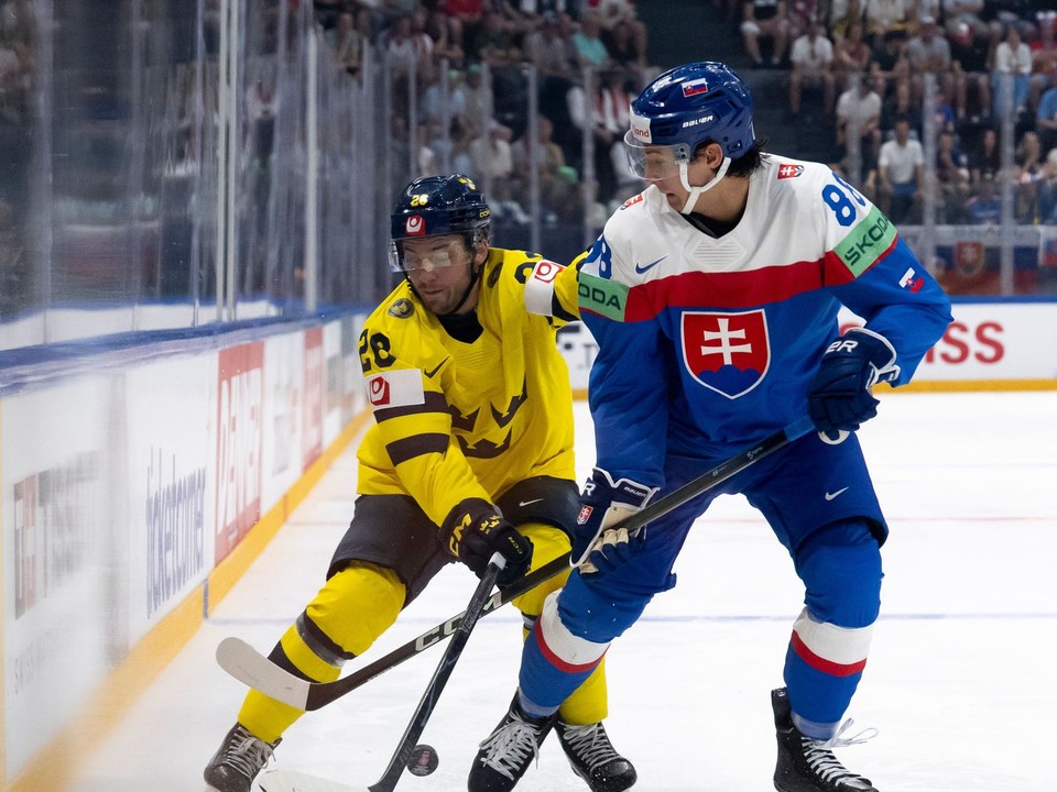 Erik Brannstrom a Martin Chromiak počas zápasu Slovensko - Švédsko na MS v hokeji 2026.