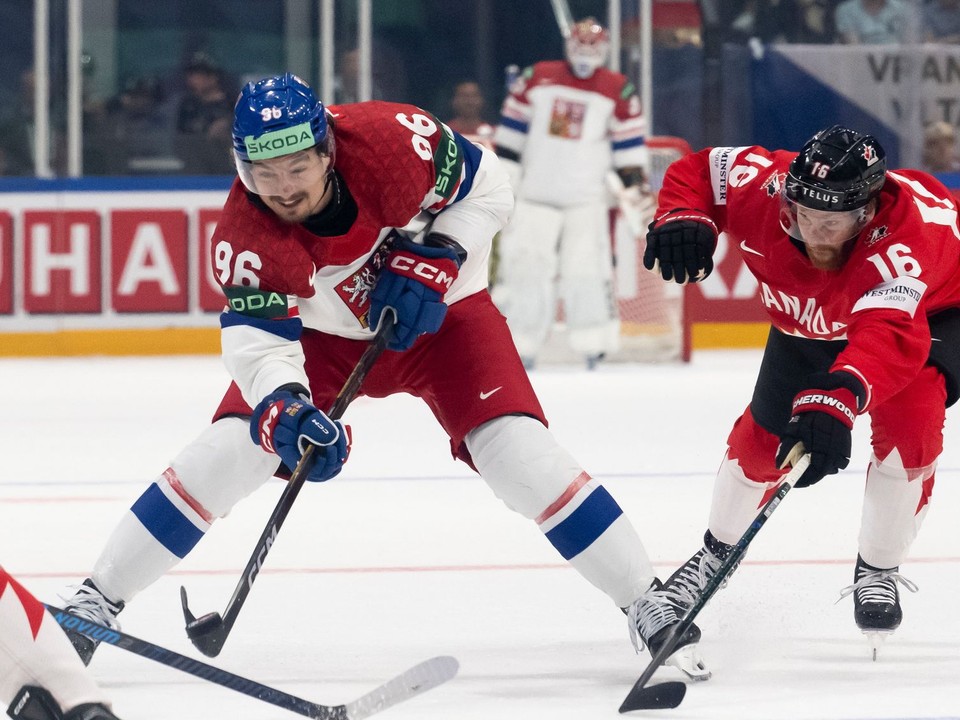 David Tomášek a Connor Brown počas zápasu Česko - Kanada na MS v hokeji 2026. 