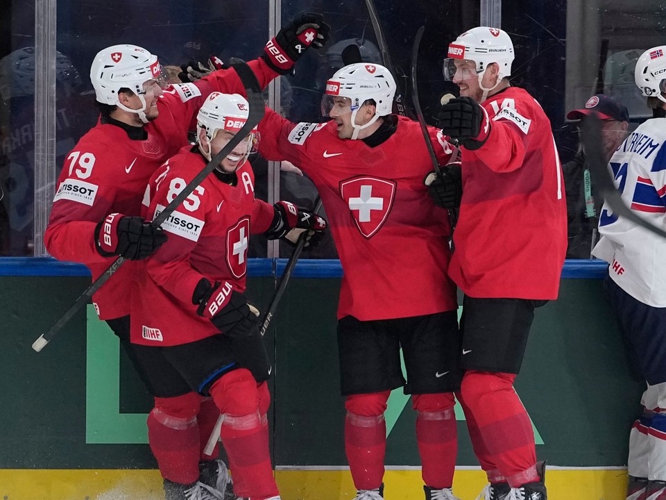 Švajčiarsko oslavuje gól proti Nórsku v semifinále MS v hokeji 2026. 