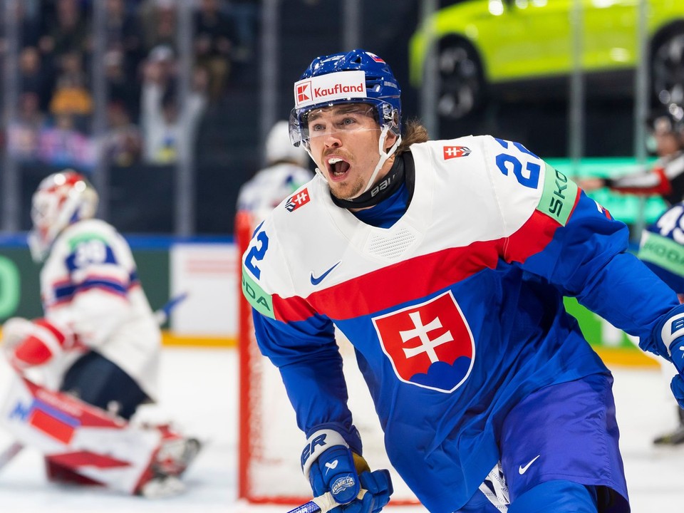Kristian Pospíšil strieľa gól v zápase Slovensko - Nórsko na MS v hokeji 2026. 
