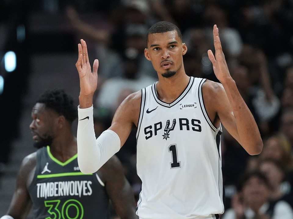 Victor Wembanyama (1) sa teší z triumfu San Antonia.