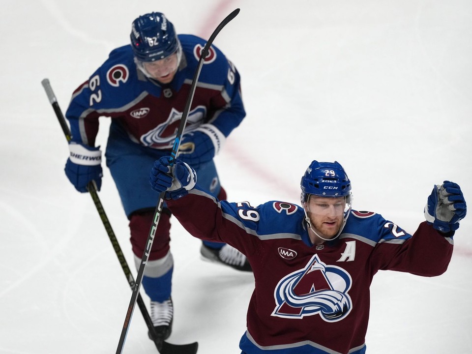 Vpredu Nathan MacKinnon a Artturi Lehkonen oslavujú gól proti Minnesote.
