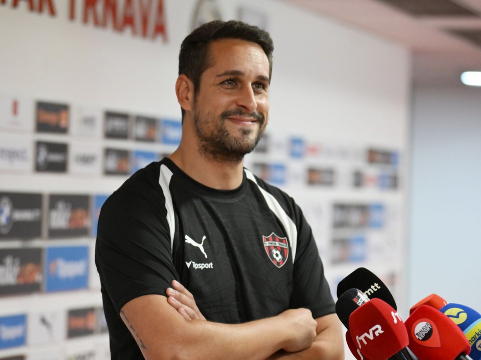 Na snímke tréner Spartaka Antonio Muňoz počas tlačového brífingu pred štartom letnej prípravy v Trnave.