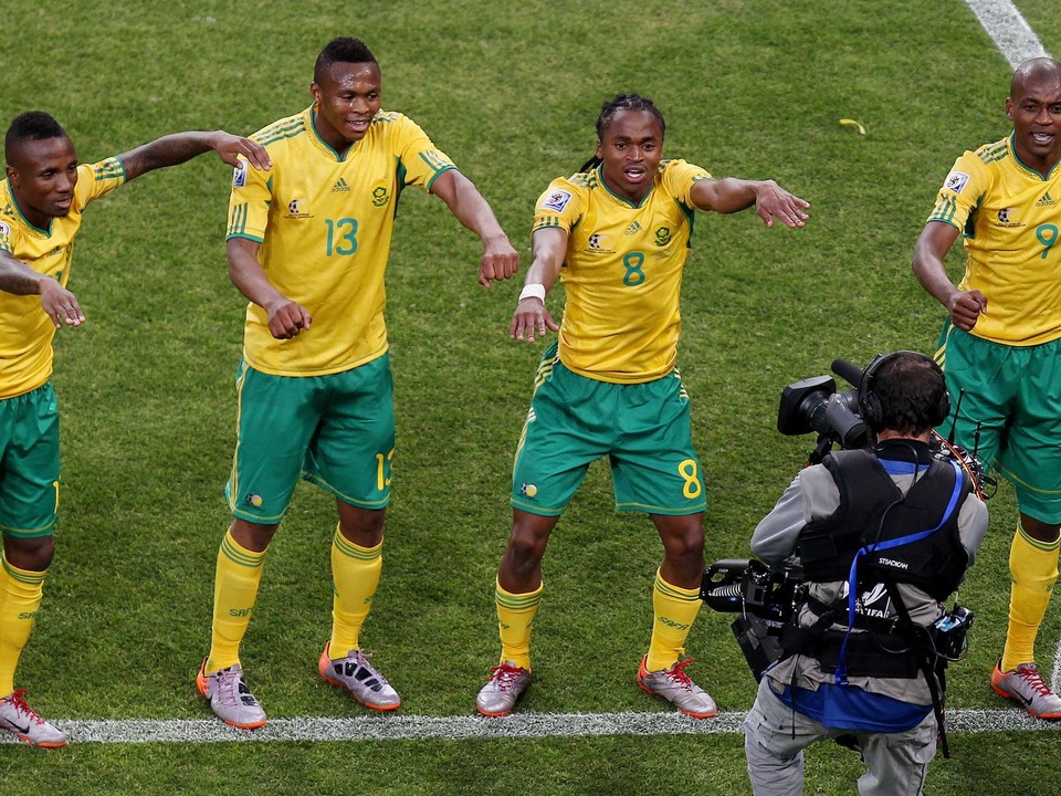 Siphiwe Tshabalala oslavuje so spoluhráčmi otvárací gól na MS vo futbale 2010.