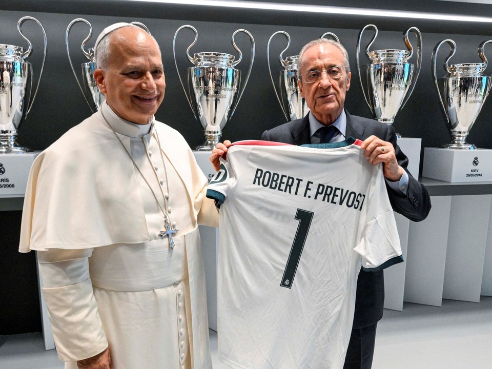 Pápež Pope Leo XIV sa stretáva s prezidentom klubu Real Madrid Florentinom Pérezom.