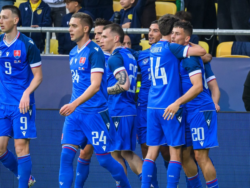 Na snímke hráči Slovenska sa tešia z víťazného gólu Rolanda Galčíka.