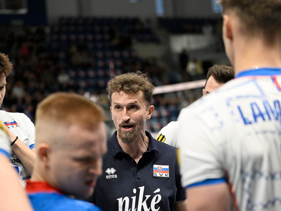 Na snímke tréner Michal Masný (Slovensko) dáva pokyny svojim zverencom počas oddychového času.