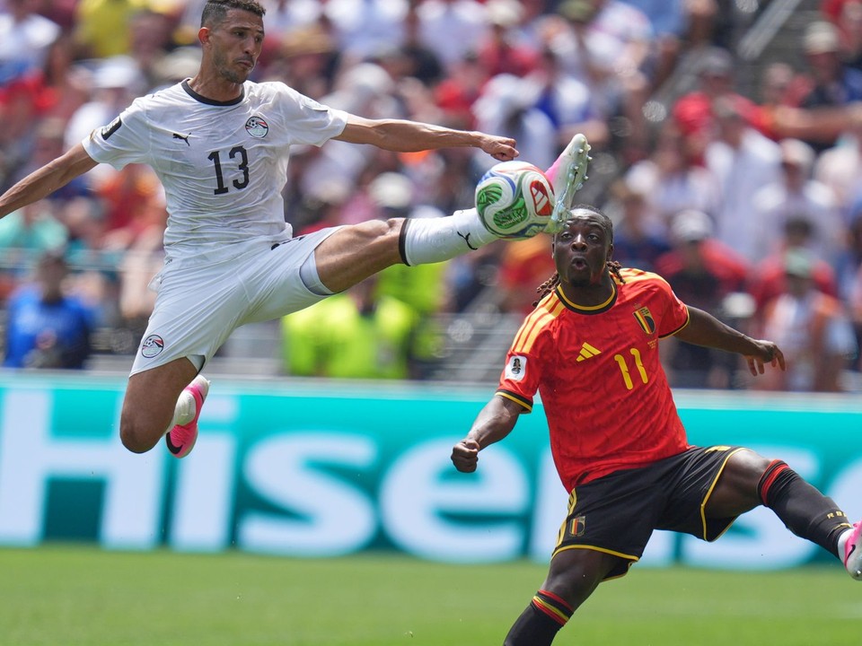 Futbalista Egypta Ahmed Fatouh (vľavo) a hráč Belgicka Jeremy Doku počas zápasu.