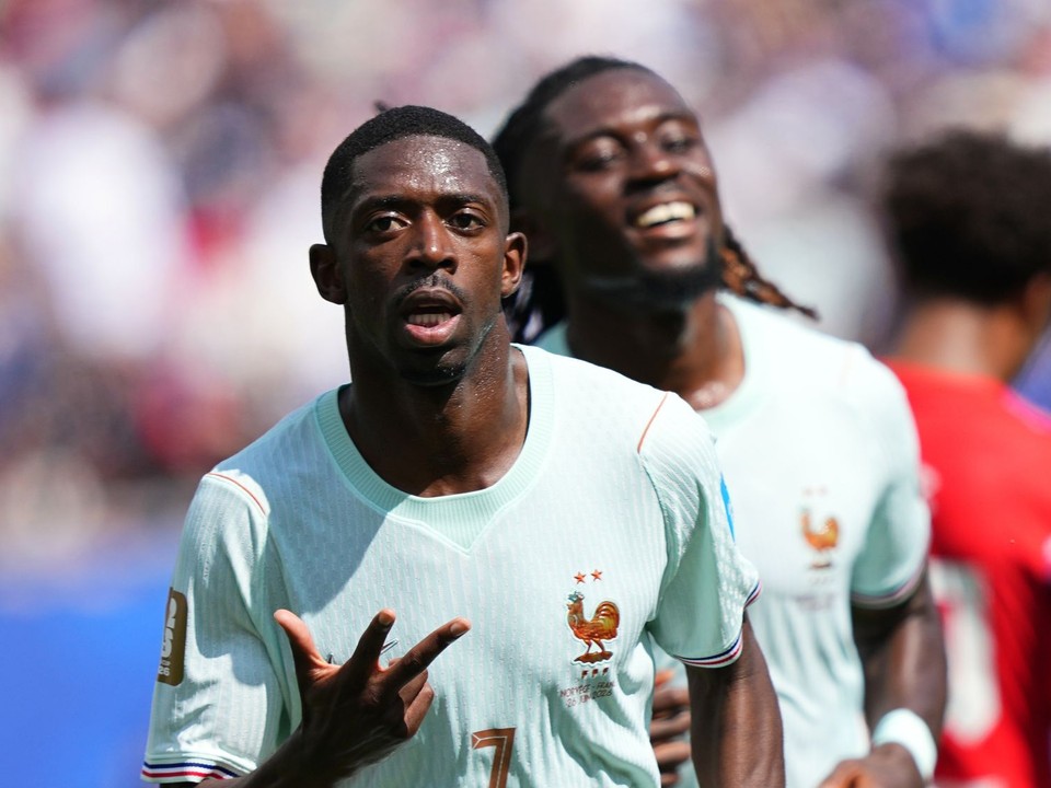 Ousmane Dembele oslavuje góly. 