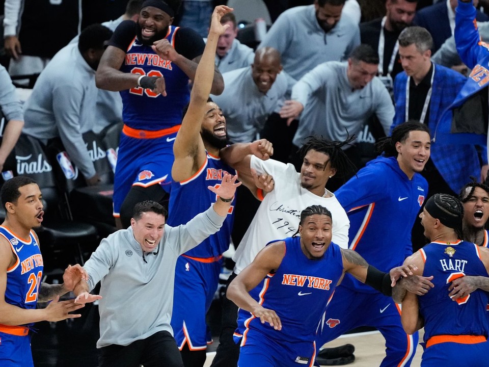 Basketbalisti New Yorku Knicks sa radujú po výhre v piatom stretnutí finále zámorskej NBA.