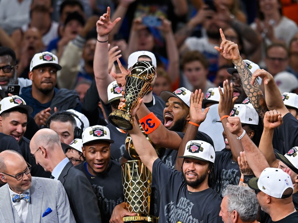 Basketbalisti New York Knicks s trofejou po výhre vo finále NBA.