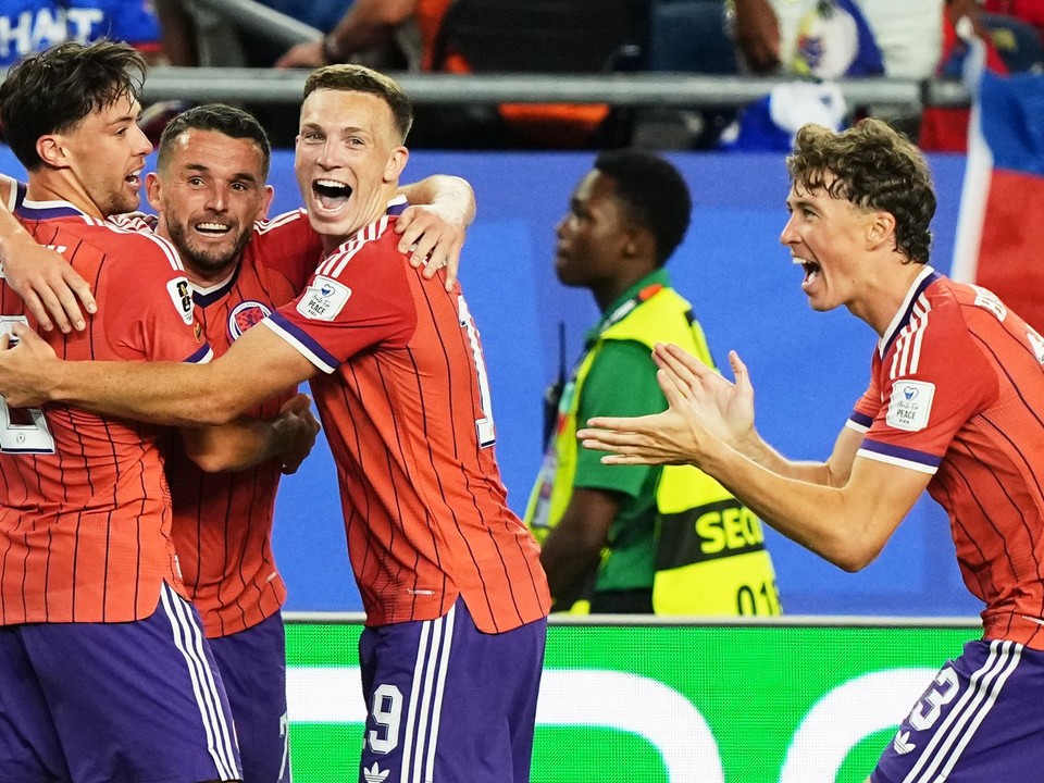 John McGinn (7) oslavuje so spoluhráčmi gól do siete Haiti na MS vo futbale 2026.