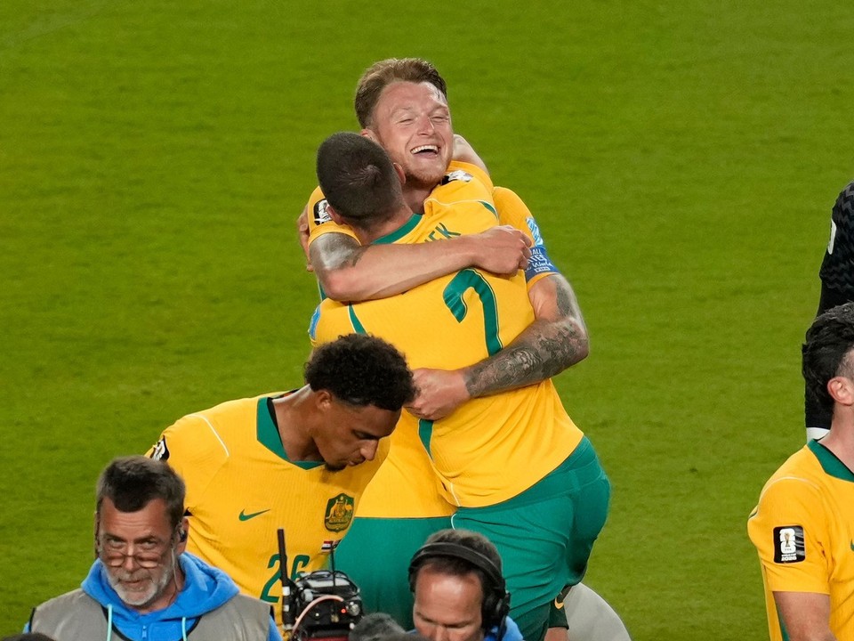Futbalisti Austrálie oslavujú postup  zo skupiny na MS 2026.