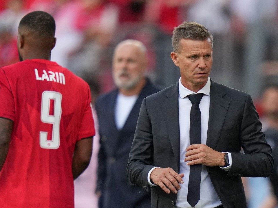 Tréner Jesse Marsch počas zápasu Kanada - Bosna a Hercegovina na MS vo futbale 2026.