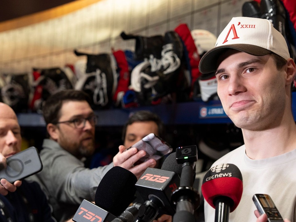 Juraj Slafkovský z Montrealu Canadiens hovorí s novinármi po konci sezóny NHL. 