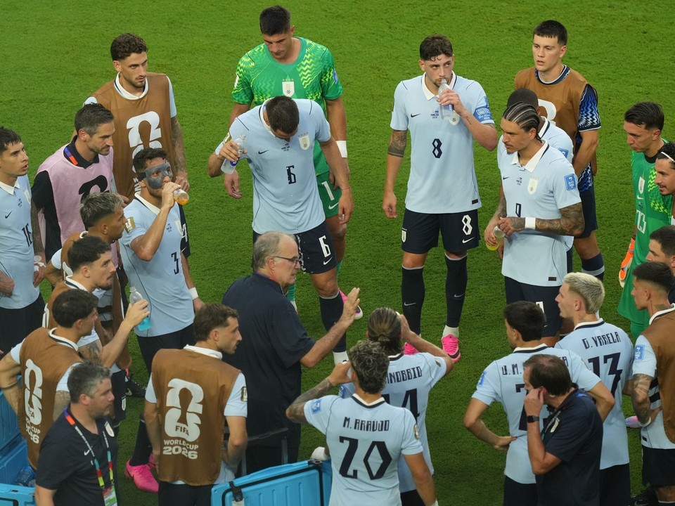 Tréner uruguajskej reprezentácie Marcelo Bielsa (v strede) hovorí so svojimi hráčmi.
