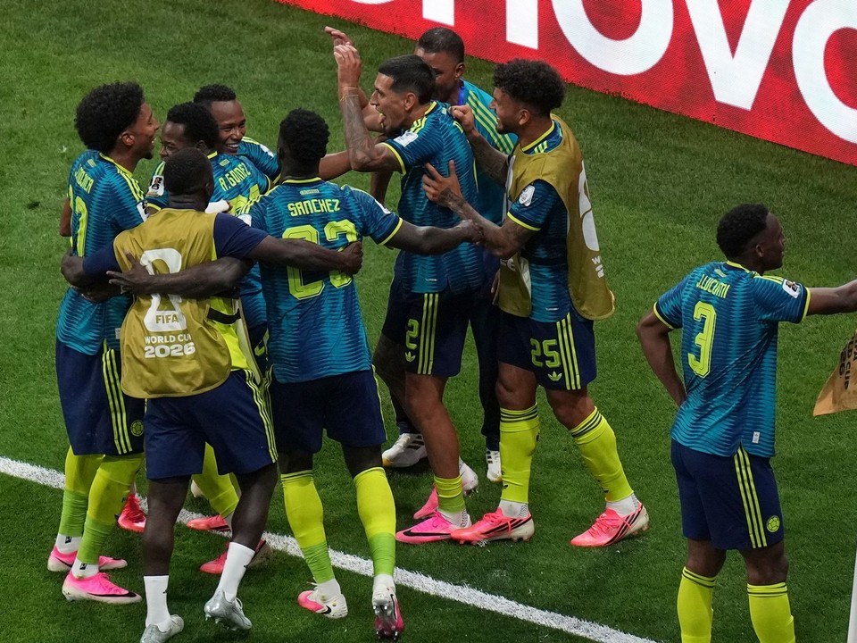 Futbalisti Kolumbie oslavujú víťazstvo.