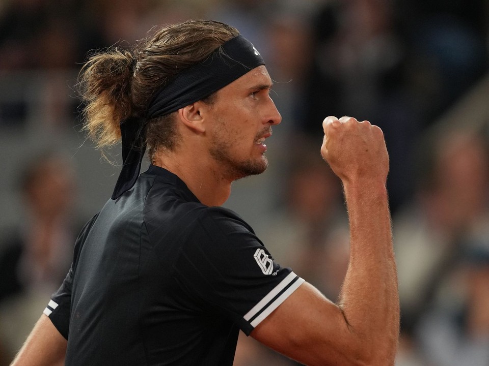 Na snímke nemecký tenista Alexander Zverev reaguje počas štvrťfinálového duelu mužskej dvojhry proti Rafaelovi Jodarovi.