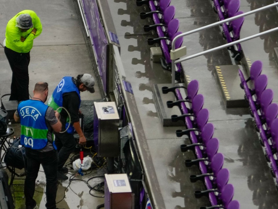 Televízne štáby pripravujú technické vybavenie po silnom daždi pred prípravným futbalovým zápasom medzi Kostarikou a Anglickom.