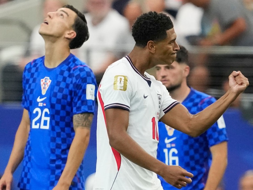 Jude Bellingham (10) oslavuje tretí gól svojho tímu počas zápasu skupiny L na majstrovstvách sveta vo futbale medzi Anglickom a Chorvátskom.