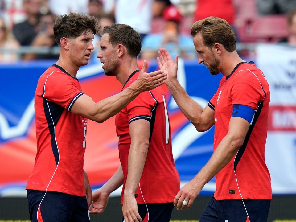 Útočník Anglicka Harry Kane (vpravo) sa teší z gólu so spoluhráčmi Johnom Stonesom a Jordanom Hendersonom (14).