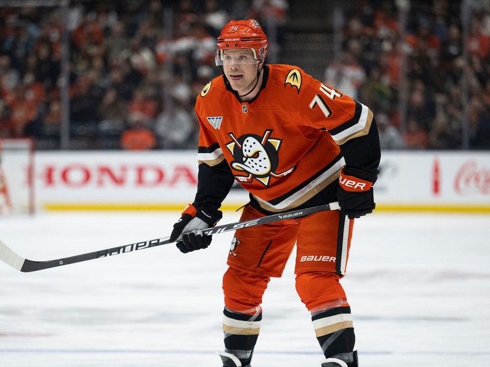 John Carlson v drese Anaheimu Ducks.