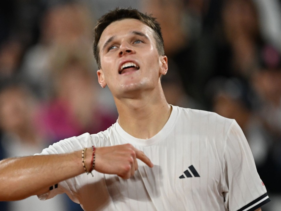 Jakub Menšík oslavuje postup do semifinále Roland Garros 2026.
