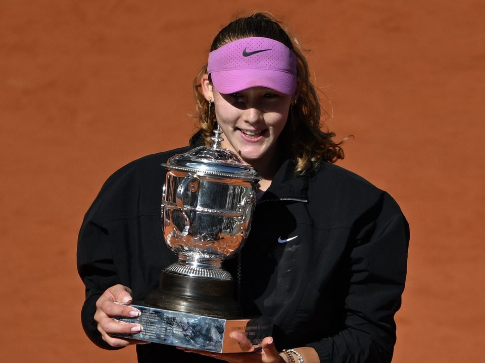 Mirra Andreevová s trofejou po víťazstve na Roland Garros 2026.