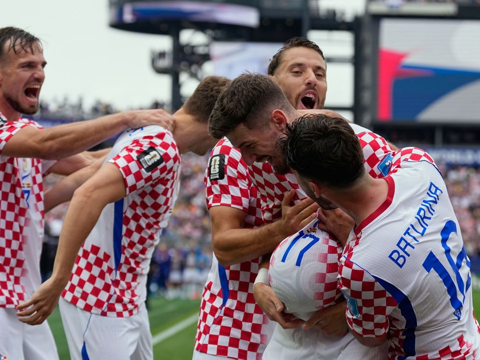 Chorvátsko oslavuje gól v zápase proti Ghane. 
