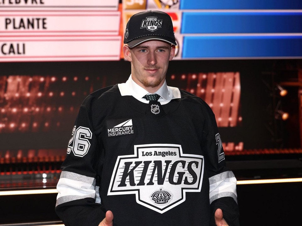Obranca Adam Goljer počas draftu NHL 2026. 
