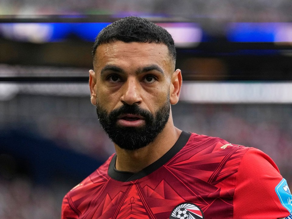 Egyptský Mohamed Salah (10) sleduje priebeh počas futbalového zápasu skupiny G na majstrovstvách sveta medzi Egyptom a Iránom v Seattli.