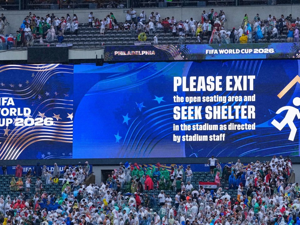 Tabuľa vyzýva fanúšikov, aby opustili svoje miesta, keď počas zápasu skupiny I na majstrovstvách sveta vo futbale medzi Francúzskom a Irakom vo Philadelphii zasiahla silná búrka.