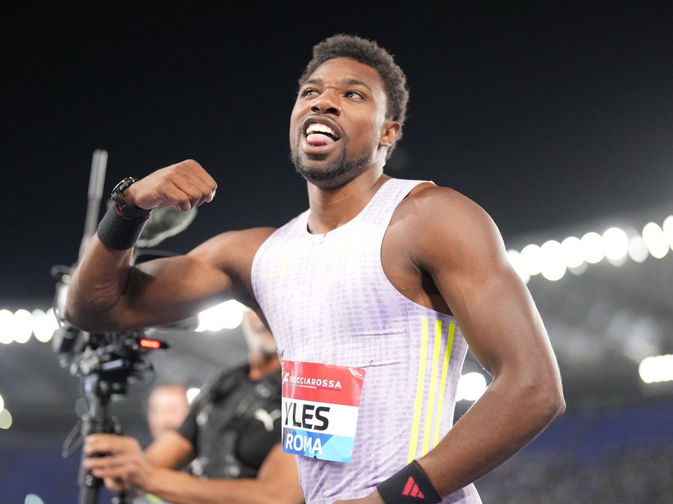 Noah Lyles oslavuje triumf na 100 m v Ríme.