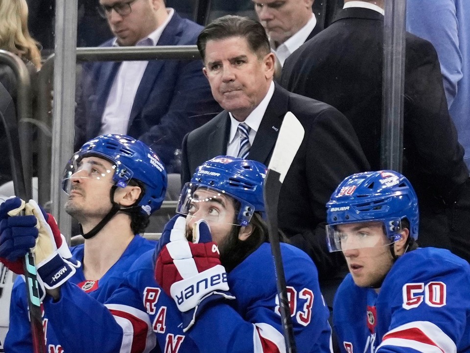 Peter Laviolette na striedačke New Yorku Rangers.