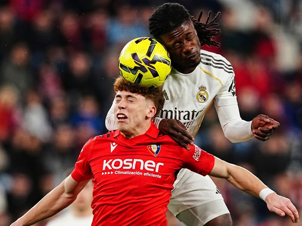 Eduardo Camavinga z Realu Madrid (vpravo) ide na loptu spolu s Víctorom Muñozom z Osasuny.