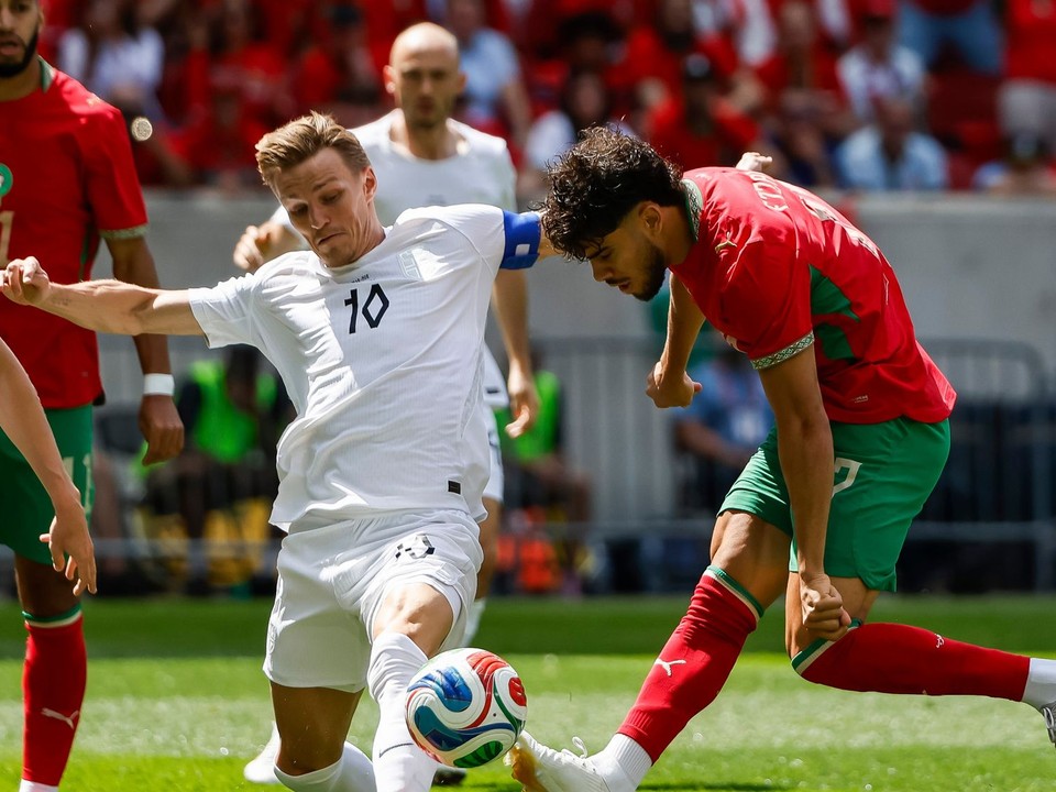 Nórsky stredopoliar Martin Odegaard (10) bojuje o loptu proti marockému útočníkovi Abde Ezzalzoulimu.
