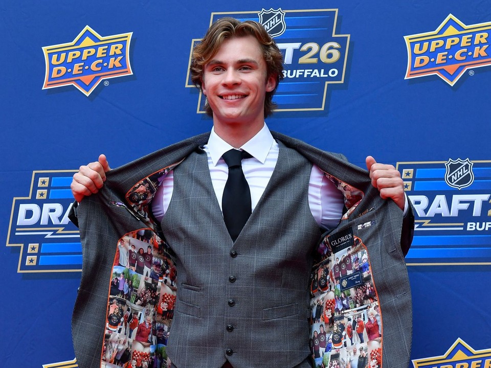 Gavin McKenna počas draftu NHL 2026.