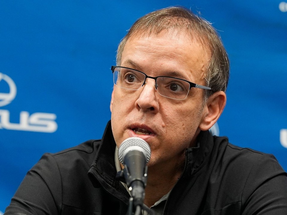  Na archívnej snímke z 23. mája 2024 generálny manažér Colorado Avalanche Chris MacFarland.