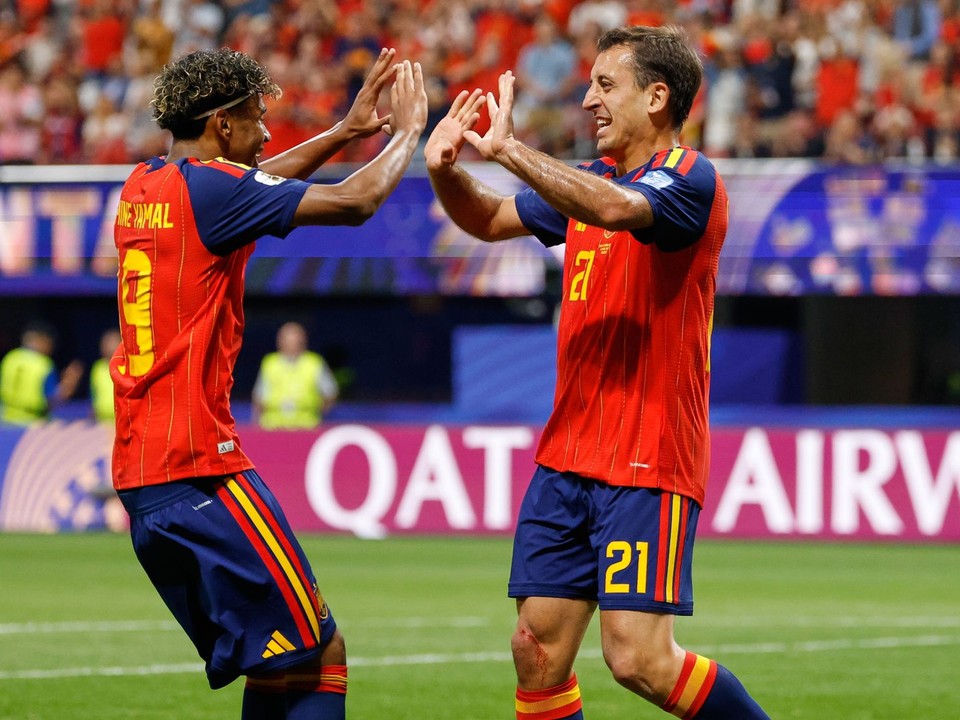 Mikel Oyarzabal (vpravo) oslavuje so spoluhráčom Lamineom Yamalom